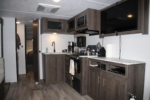 Refrigerador, microondas, horno y parrilla de estufa