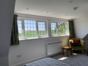 1 bedroom, free WiFi, bed sheets - New lodge with stunning views. Close to country, city and coast. (Chislet)