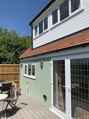 Outdoor dining - New lodge with stunning views. Close to country, city and coast. (Chislet)