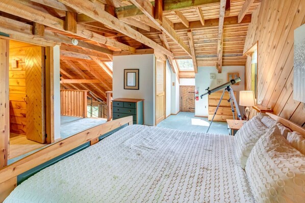 3 bedrooms, desk, WiFi, bed sheets