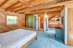 Desk, WiFi, bed sheets