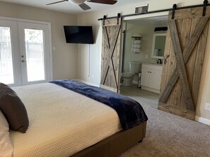 3 sovrum, skrivbord, strykjärn/strykbräda och resesäng