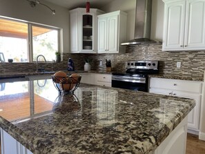 Kylskåp, mikrovågsugn, ugn och spishäll