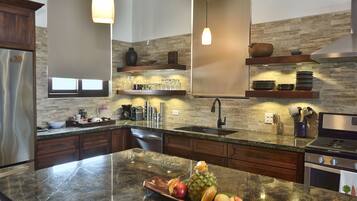 Een koelkast, een microgolfoven, een oven, een kookplaat