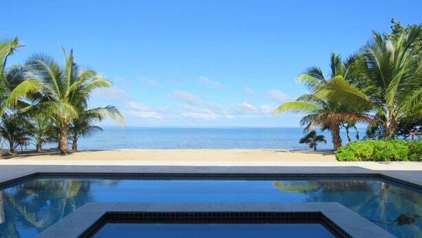 Ein Swimmingpool mit Blick auf Strand und Meer.