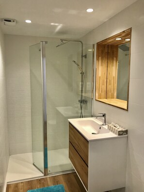 Dusch, hårtork, handdukar och tvål