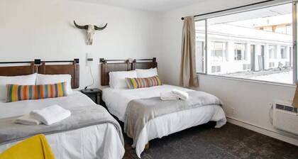 Fillmore Lodge: Comfortable 2 Double Queens Room