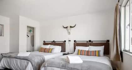 Fillmore Lodge: Comfortable 2 Double Queens Room