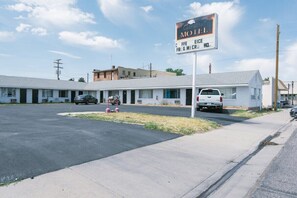 Exterior - Fillmore Lodge: Lowest Price - Comfy Queen Room (Fillmore)