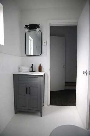 Bathroom - Fillmore Lodge: Discounted Cheerful Queen Room (Fillmore)