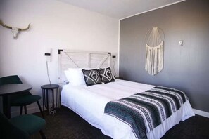 1 bedroom, WiFi - Fillmore Lodge: Discounted Cheerful Queen Room (Fillmore)