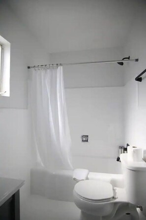 Bathroom - Fillmore Lodge: Discounted Cheerful Queen Room (Fillmore)