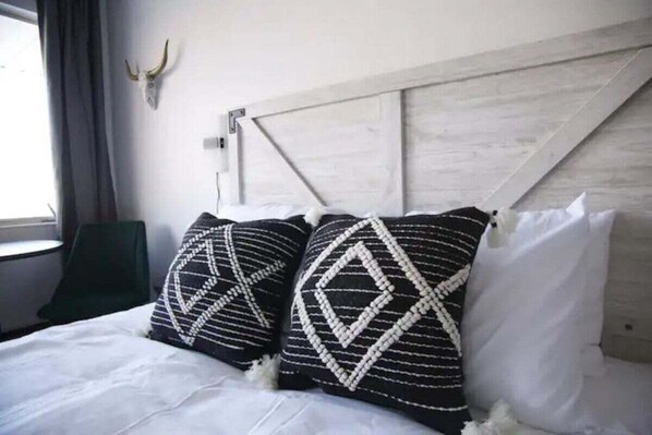 1 bedroom, WiFi - Fillmore Lodge: Discounted Cheerful Queen Room (Fillmore)