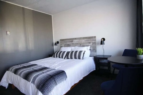 Fillmore Lodge: Private Queen Room, Lowest Price!