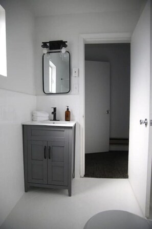 Shower - Fillmore Lodge: Private Queen Room, Lowest Price! (Fillmore)