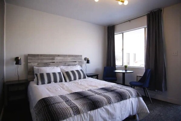 1 bedroom, WiFi - Fillmore Lodge: Private Queen Room, Lowest Price! (Fillmore)