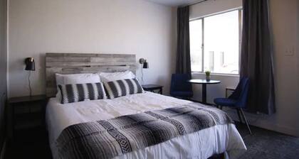 Fillmore Lodge: Private Queen Room, Lowest Price!