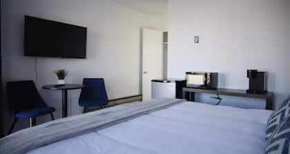 Fillmore Lodge: One King Room with Lowest Rates!