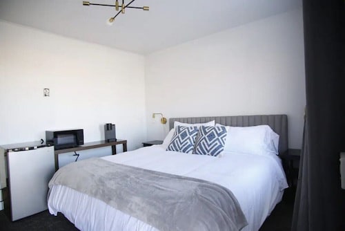 Fillmore Lodge: One King Room with Lowest Rates!