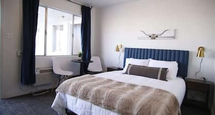 Fillmore Lodge: Cute Queen Room at Special Rate!