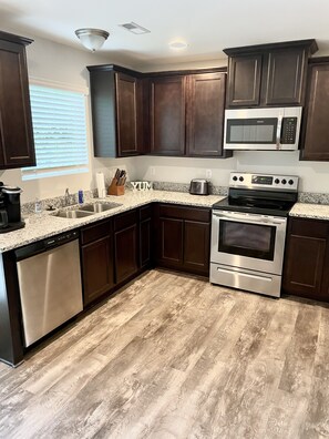 Private kitchen - Beautiful 3br 2 1/2 bathroom Townhouse (Raleigh)