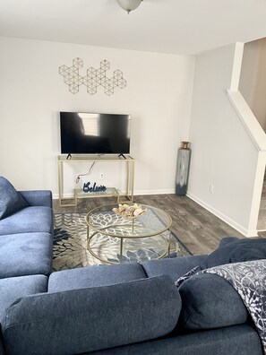 Living area - Beautiful 3br 2 1/2 bathroom Townhouse (Raleigh)