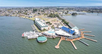 WATERFRONT 2/2 CONDO BOAT DOCK/SLIP RESTAURANT KAYAK AMENITIES GRD. FL Sleeps 8