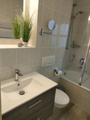 Duschwanne, Haartrockner, Toilettenpapier