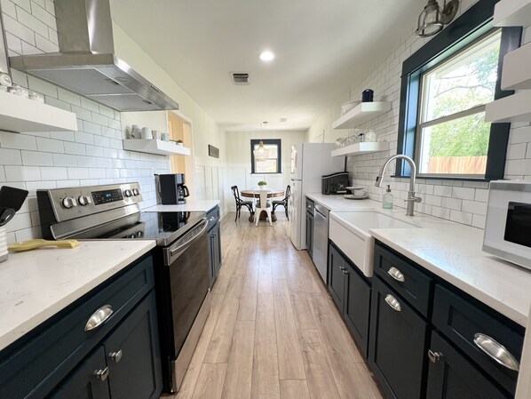 Een koelkast, een microgolfoven, een oven, een kookplaat