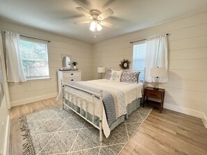 3 bedrooms, desk, travel cot, free WiFi - Cheerful 3 Bedroom Old Town Keller Home (Keller)
