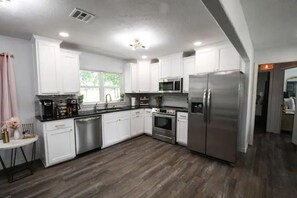 ثلاجة، ميكروويف، فرن، موقد طهي مسطح