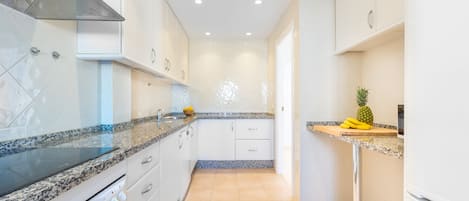 Geladeira, micro-ondas, fogão, cooktop