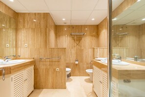 Baignoire, séchoir à cheveux, serviettes fournies