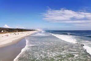 بالقرب من الشاطئ