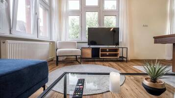 Fernseher, Bücher, Arbeitsbereiche