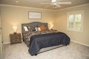 4 bedrooms, desk, iron/ironing board, travel crib - Corner Midtown Charmer (Tulsa)
