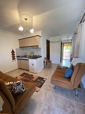 Apartemen Basic, 1 Tempat Tidur Double dengan tempat tidur Sofa, pemandangan kebun | Dapur pribadi | Lemari es kecil, kompor, peralatan masak/sendok-piring, dan meja makan
