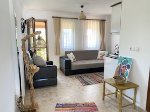 Apartemen Basic, 1 Tempat Tidur Double dengan tempat tidur Sofa, pemandangan kebun | Area keluarga | Televisi LCD 56-cm dengan saluran TV satelit dan TV