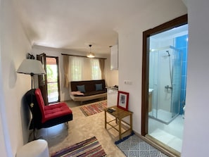 Apartemen Basic, 1 Tempat Tidur Double dengan tempat tidur Sofa, pemandangan kebun | Meja kerja, Wi-Fi gratis, dan seprai linen