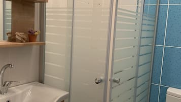 Appartement de base, 1 lit double et 1 canapé-lit, vue sur le jardin | Salle de bain | Douche, séchoir à cheveux, serviettes fournies