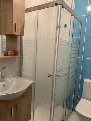 Apartemen Basic, 1 Tempat Tidur Double dengan tempat tidur Sofa, pemandangan kebun | Kamar mandi | Shower, pengering rambut, dan handuk
