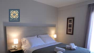 Kamar Double Deluks | Seprai premium, busa memori, minibar, dan brankas