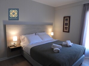 Ropa de cama de alta calidad, colchones con efecto memoria y minibar 