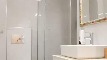 Sturta, regnsturtuhaus, snyrtivörur án endurgjalds, hárblásari