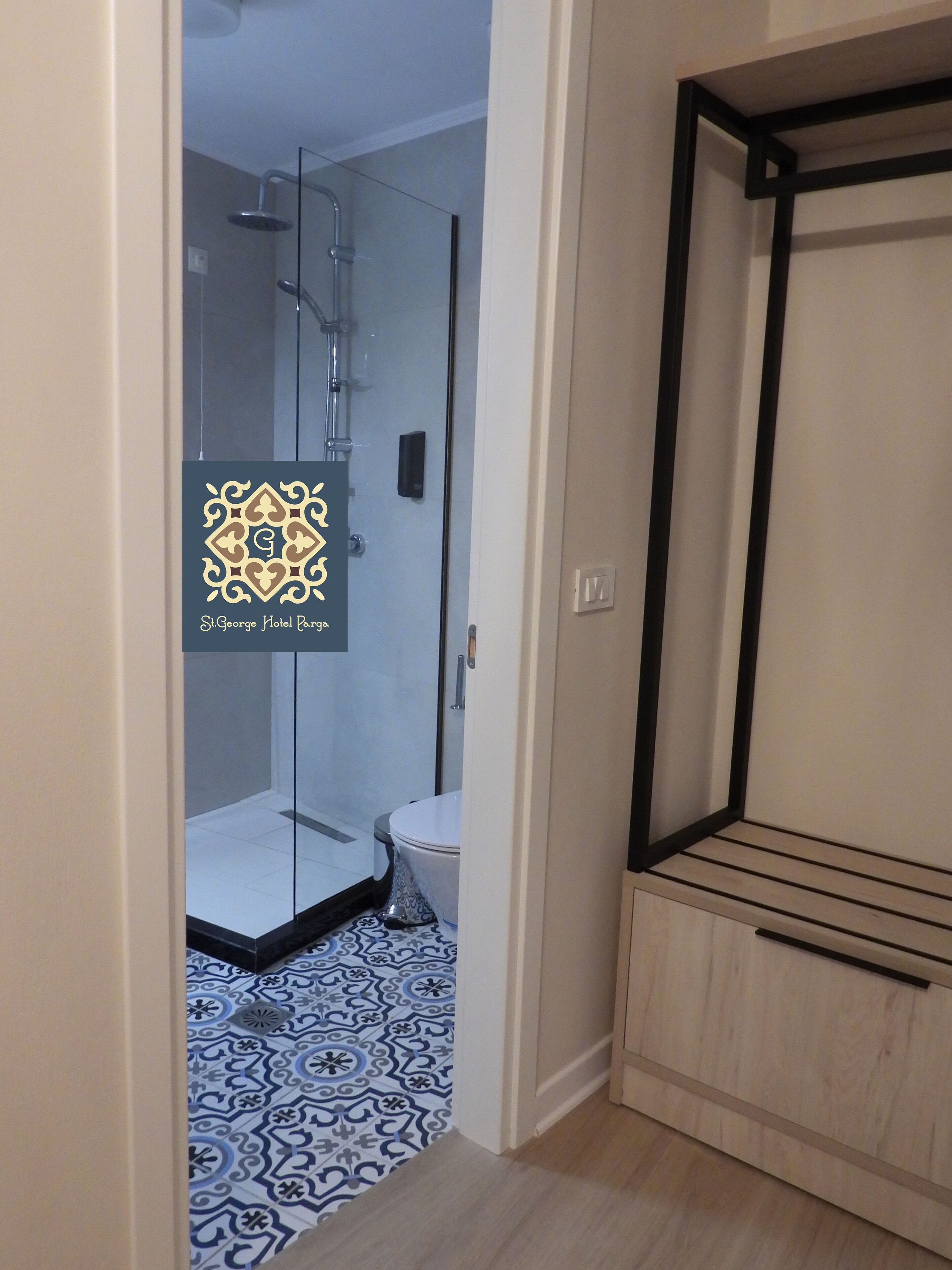 高档床上用品、记忆海绵床垫、迷你吧、客房内保险箱