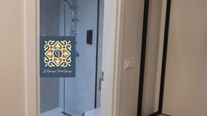 أغطية فراش متميزة وأسرّة بإسفنج يتكيف مع شكل الجسم وميني بار