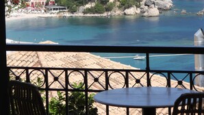 A coastal view with a mountain, a beach, and a building with a red roof. - Saint George Hotel Parga (Parga)