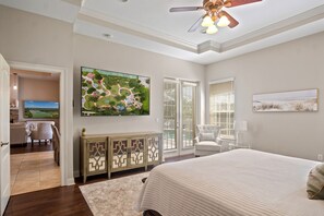 3 makuuhuonetta, työpöytä, silitysrauta/-lauta, vauvan matkasänky