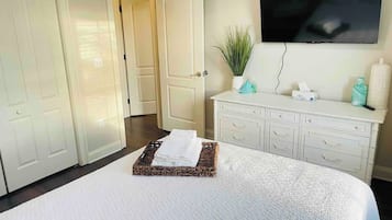 3 bedrooms, desk, iron/ironing board, travel crib