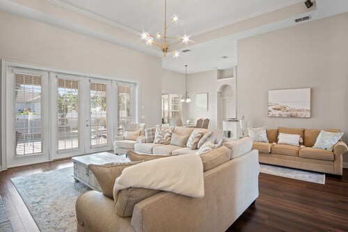 Luxury Heated Pool Home, 85 inch TV, King bed